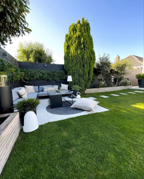 Garden House Decor, Backyard Corner Sitting Area Ideas, Modern Backyard Garden Design, Corner Garden Ideas Front Yard, Front Sitting Area Outdoor, Small Gardens Design, Interior Garden Design Home, Sitting Area In Garden, Outside Sitting Area Ideas