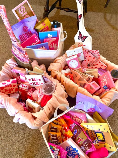 Pink big little baskets sorority Cheer Sister Gift Baskets, Big Sis Lil Sis Gift Baskets, Big Sorority Gifts, Gift Ideas For Sorority Sisters, Big Sister Little Sister Gifts Dance, Sorority Big Sister Gifts Ideas, Big Little Dance Sister Gifts, Cheer Big Sister Gifts Ideas, Sorority Initiation Basket