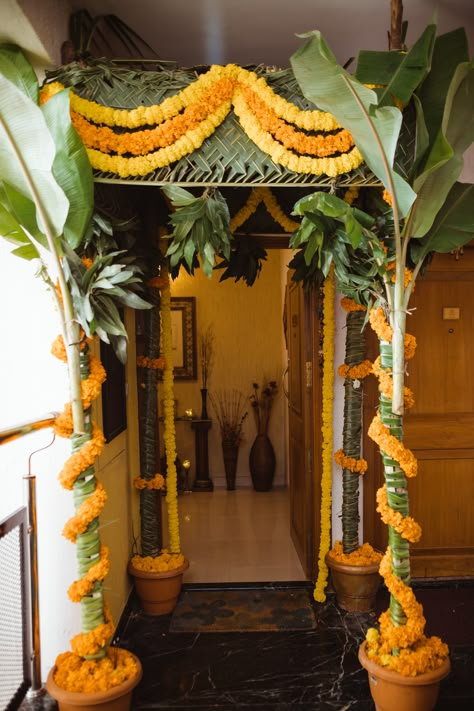 Cool Pellikuthru Decor Ideas To Make Your Haldi Ceremony Memorable Chappra Decoration, Pellikuthuru Decor, Haldi Decor Ideas, Leaf Decor Wedding, Pattu Lehenga, Home Flower Decor, Haldi Decor, Pooja Decor, Wedding Background Decoration