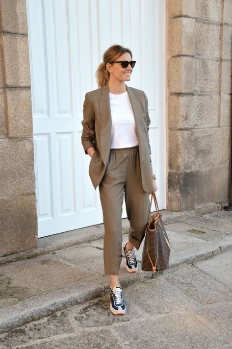 Suit look women Troi será blazer green sneakers louis vuitton Khaki Business Casual Women, Khaki Sneakers Outfit, Suits With Sneakers Women, Suit And Sneakers Women, Trousers And Sneakers Outfit, Intern Fits, Trousers And Sneakers, Smart Casual Office Wear, Photographer Outfits