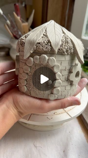 Ceramic Bird Houses Handmade, Fairy House Pottery, Slab Building Pottery Ideas, Clay Building Ideas, Clay Fairy House Diy, Air Dry Clay Fairy House, Fairy House Painting, Pottery Fairy Houses, Ceramic Houses Pottery