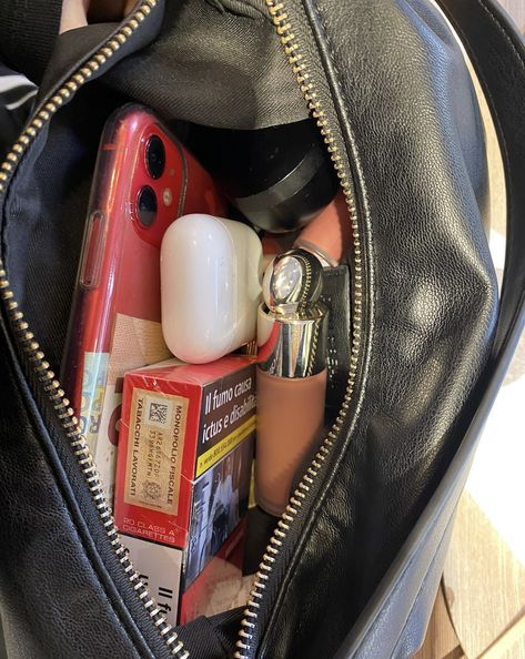 Ac New Leaf, Inside My Bag, Purse Essentials, Image Swag, Handbag Essentials, What In My Bag, Foto Ideas Instagram, Essential Bag, Arctic Monkeys