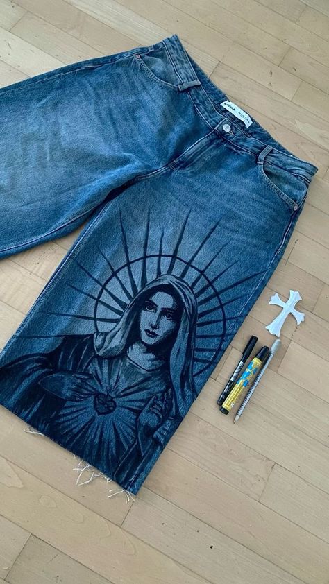 Designs On Jeans Paint, Skull Painted Jeans, Customise Clothes Diy, Jeans Drawing Ideas, Pants Custom Paint, Designs To Paint On Jeans, Things To Paint On Pants, Bleach Art Pants, Spray Painted Clothes