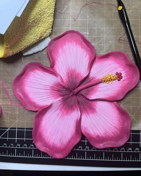 Another tray ready to be delivered. ✉️ 🌺 #roomdecor #hibiscus #flowers #hibiscusflower #sculpt #epoxiclay #yewelrytray #art Flower Tray, Diy Pottery Painting, Diy Air Dry Clay, Clay Inspo, Clay Things, Clay Diy Projects, Keramik Design, Inspiration Painting, Pottery Crafts