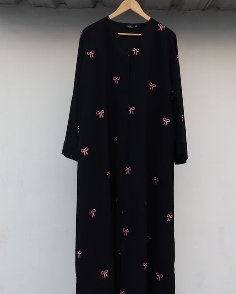 Introducing our Black Abaya with Pink Bow Embroidery! 🎀✨ This abaya effortlessly combines timeless elegance with a touch of modern flair. Made from luxurious black fabric, it’s elevated by the adorable pink bow embroidery. 🌸 Perfect for both casual outings and special occasions, this trendy piece is designed to stand out while keeping you comfortable. Meticulously crafted to ensure quality and style in every stitch. Step up your modest fashion game with Malikah. 💫 #malikahmodestwear #bowa... Bow Abaya Pink, Bow Abaya Black, Bow Abaya Design, Bow Burkha, Cute Abaya Designs, Fancy Abaya Designs, Abaya Embroidery Design, Embroidery Abaya Design, Abaya Designs Latest Simple