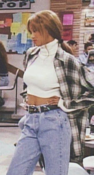 90s Fashion High Schools, 90s Moesha Outfits, 2000 High School Fashion, Revenge Of The 90s Outfit, 80s Aesthetic Outfits Black Women, Y2k Flannel Outfits, 90s Crop Top Outfit, 90s High School Fashion, 1990s Aesthetic Outfits