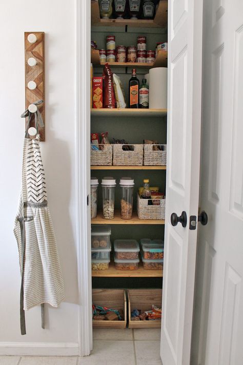 20 DIY Pantry Makeovers With Organizing Tips And Storage Ideas - Tiny Pantry Smart Solutions! #smallpantry #pantryideas #diypantry Leathered Granite Countertops, Tiny Pantry, Open Pantry, Decorating Above Kitchen Cabinets, Diy Kitchens, Above Kitchen Cabinets, Unique Backsplash, Pantry Wall, Pantry Makeover