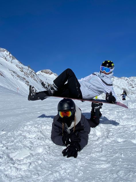 Winter| snowboard| mountain| ski trip| funny| bestfriends| aesthetic| instagram photo ideas Josh Chen And Jules Ambrose, Ski Pictures Ideas, Snowboard Pictures, Snowboarding Pics, Snowboard Aesthetic, Snowboarding Pictures, Josh Chen, Skiing Humor, Jules Ambrose