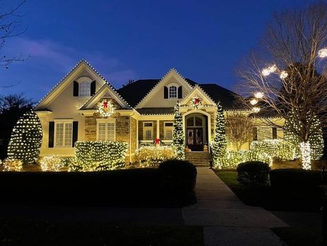 Houses During Christmas Outside, Christmas Lights Brick House, Christmas Lights Aesthetic House, House During Christmas, Big House Christmas Decor, Rich Christmas Decor, Christmas Mansion Exterior, Christmas Aesthetic House, Christmas House Outside