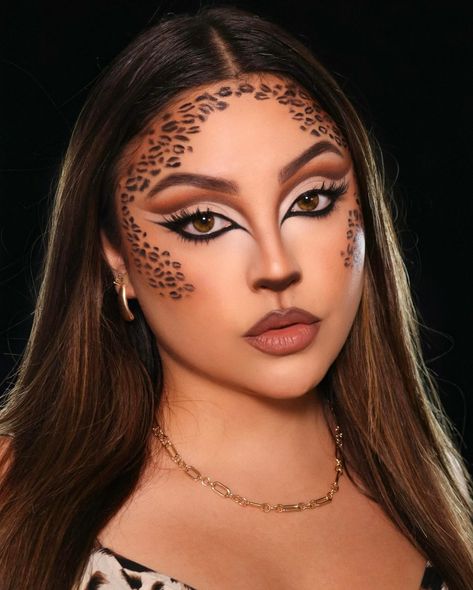 Instagram Halloween Makeup Ideas Easy, Vampire Clown, Simple Face Paint, Cat Face Makeup, Witch And Cat, Dramatic Eyeliner, Neutral Lip Color, Leopard Makeup, Deer Makeup