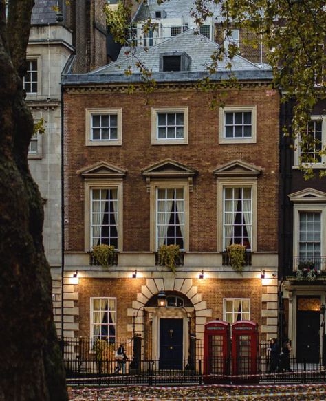 London England Photography, London Terrace House, New York Townhouse, Townhouse Exterior, Berkeley Square, San Myshuno, Townhouse Interior, Apartment Exterior, London Houses