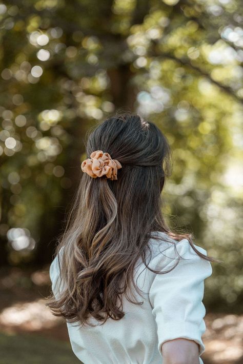 Hairstyle Using Scrunchies, 1 Scrunchie Hairstyles, Scrunching Hairstyles, Hair Accessories Photoshoot, Scrunchie Hairstyles Long Hair, Hair With Scrunchie, Cute Hairstyles With Scrunchies, Cute Scrunchie Hairstyles, Scrunchie Photoshoot Ideas