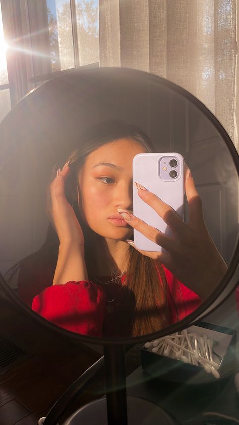 Mirror Selfie Asian, Makeup Look Asian, Iphone 12 Purple, Glowy Dewy Makeup, Iphone Mirror Selfie, Mini Selfie, Bronze Makeup Look, Iphone Selfie, Makeup Gold