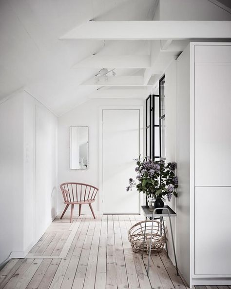 . Rustic Hallway, Oak Floorboards, Light Floors, Swedish Apartment, Gravity Home, Scandinavian Apartment, Bright Apartment, Hallway Designs, Wooden Floors