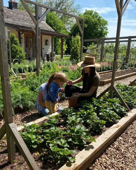 Where Do Chip and Joanna Gaines Live? Photos of Waco Home Joanna Gaines Garden, Joanna Gaines Family, Joanna Gaines Instagram, Joanna Gaines Style, Chip And Joanna Gaines, Master Gardener, Magical Garden, Magnolia Homes, Hobby Farms