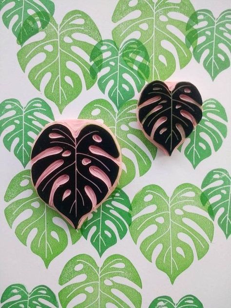 Leaf Lino Print, Lino Print Fabric, Rubber Stamp Design Ideas, Easy Lino Print Ideas, Block Printing Ideas Design, Lino Print Ideas Easy, Lino Print Ideas, Monstera Decor, Leaf Stamp