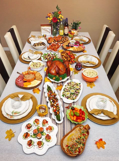 Dinner Table Food Ideas, Many Food On The Table, Food Table Christmas, Christmas Food Table Ideas, Christmas Dinner Table With Food, Christmas Food Presentation, Thanksgiving Table Settings With Food, Dinner Presentation Ideas, Christmas Food Dinner Table