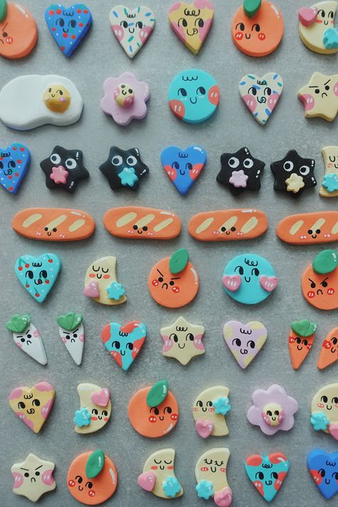 Colorful clay pins Clay Souvenir Ideas, Cute Clay Pin Ideas, Polymer Clay Pins Ideas, Handmade Pins Clay, Polymer Clay Charms Tutorial, Clay Pins Aesthetic, Clay Pins Diy, Clay Pin Ideas, Diy Jibbitz