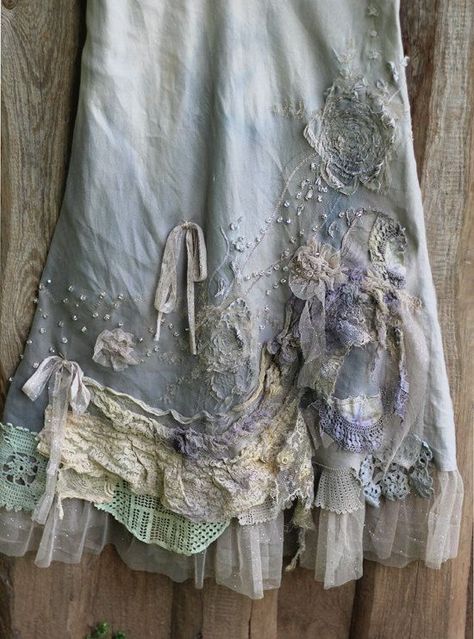 Me encanta!!! 😍😍 Tas Denim, Rose Romantic, Shabby Chic Clothes, Estilo Hippie, Altered Couture, Mode Boho, Frou Frou, Skirt Maxi, Linen Jacket