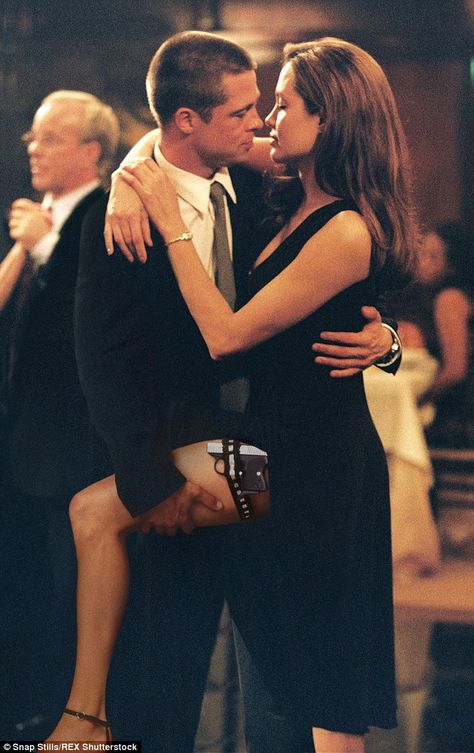 Mr And Mrs Smith Wallpaper, Sr Smith, Angelina Jolie Photoshoot, Angelina Jolie Young, Angelina Jolie Tattoo, Angelina Jolie Movies, Angelina Jolie 90s, George Peppard, Brad And Angelina