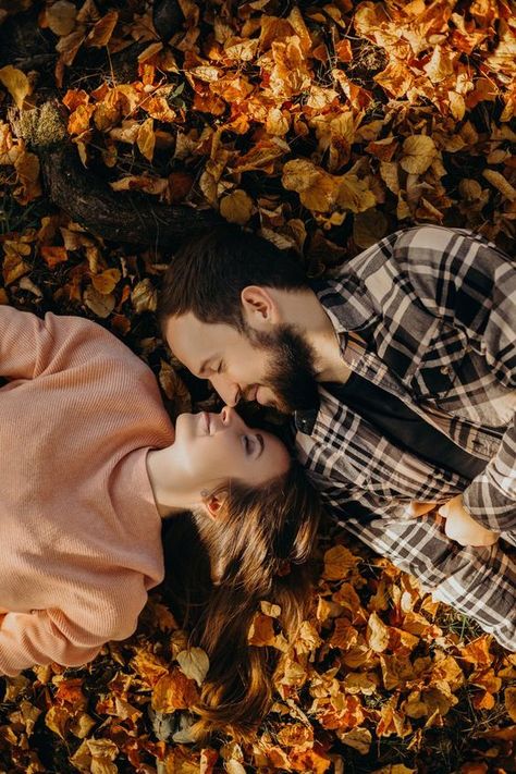 Couple Fall Photoshoot, Shooting Photo Couple, Autumn Photography Portrait, Fall Couple Pictures, Autumn Shoot, Fall Engagement Shoots, Fall Couple Photos, Photoshoot Tips, Shooting Couple