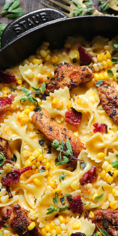 Creamy Chicken and Corn Pasta with Bacon - in a cast iron skillet. Fresh Corn On The Cob, Pasta With Bacon, Chicken And Corn, Resep Pasta, Pasta With Chicken, Corn Pasta, Bacon Pasta, Salad Pasta, Corn On The Cob