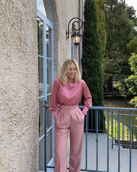 Monochromatic Trouser Outfit, Pink Satin Trousers Outfit, Light Pink Monochrome Outfit, Chic Pastel Outfit, Pastel Feminine Outfits, Colorful Classic Style, Chic Pink Outfits, Professional Outfits Women Colorful, Muted Colors Outfit