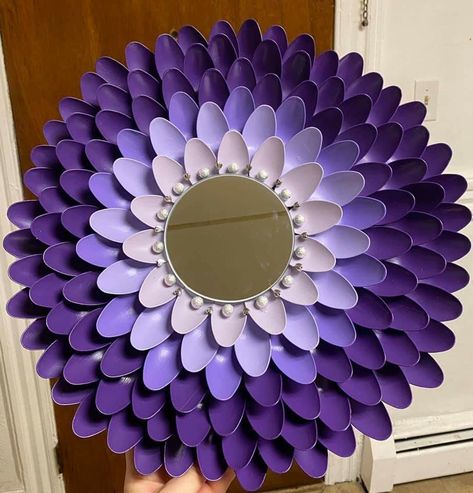 Wall Mirror Frame Ideas, Diy Wall Mirror Frame Ideas, Mirror Frame Ideas, Diy Wall Mirror, Mirror Framing, Crafts For Gifts, Home Crafts Diy, Pista Shell Crafts, Wall Mirror Frame