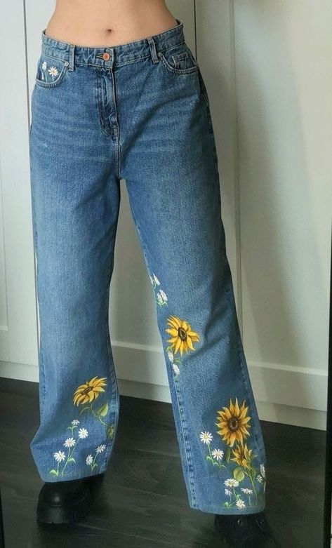 Painted Jeans Sunflowers, Painting On Clothes Aesthetic, Sunflower Jeans Embroidery, Decorate Jeans Diy, Sunflower Painted Jeans, Painting Ideas For Jeans, Hand Painted Jeans Ideas, Painted Flowers On Jeans, Diy Decorated Jeans