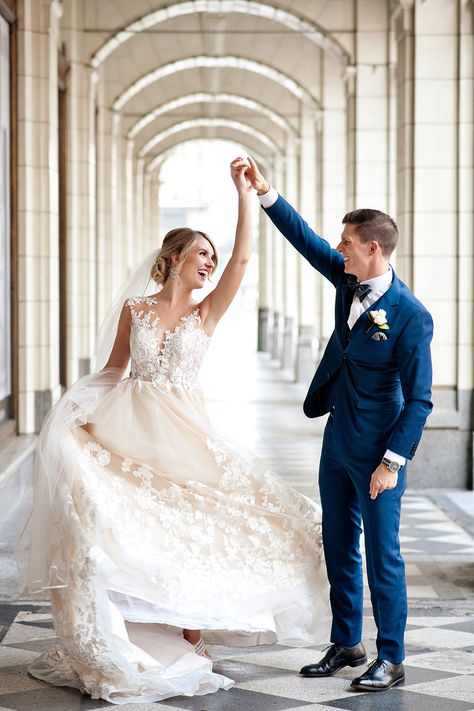 Before their Alloy wedding reception, the bride and groom took a turn under the classic arches at Hudson Bay in downtown Calgary | Tara Whittaker Photography | #weddingphotos #calgarywedding #calgaryweddingphotographer #classicweddingstyle #calgarybride Pose Pengantin, Bride Groom Photoshoot, Bride Groom Poses, Wedding Portrait Poses, Bride Groom Photos, Wedding Couple Photos, Pose Fotografi, Wedding Picture Poses, Wedding Couple Poses Photography