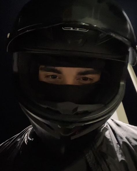 Insta:@hxrrissn Motorbike Man, Men's Balaclava, Motorcycle Guy, Hot Biker Guys, Techwear Fashion, Biker Aesthetic, Pretty Bike, Biker Boys, Biker Love