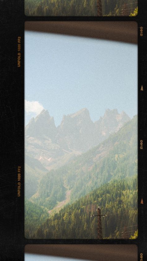 Modern Film Photography, Album Photography Ideas, Film Photography Wallpaper Iphone, Nature Cinematic Photography, Mountain Aesthetic Pictures, Film Wallpaper Photography, Vintage Film Wallpaper, Vintage Film Photography Wallpaper, Wallpaper Film Photography