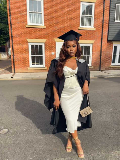 Graduation Outfit Ideas High School, College Grad Dresses, Graduation Dress Ideas, Graduation Ceremony Outfit, Graduation Outfit College, Graduation Outfit Ideas, Graduation Dress College, Ceremony Outfit, College Graduation Pictures Poses