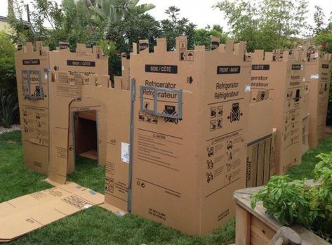 Top 10 Amazing Things Made From Cardboard Boxes Cardboard Fort, Cardboard Box Fort, Cardboard Forts, Diy Fort, Cool Forts, Cardboard Box Houses, Carton Diy, Cardboard Castle, Kids Forts