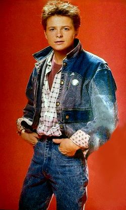 Breakdown of Marty's unique jean jacket on the Back to the Future wiki, at the link. Michael J Fox Young, Michael Fox, 80’s Men, 80s Fashion Men, Unique Jeans, The Wedding Singer, Michael J Fox, J Fox, Marty Mcfly