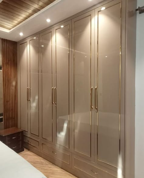 Master Room Almirah, Wall Almera Design, Bedroom Caboard Design, Cupboard Decolam Design, Wall Robe Design, Royal Wardrobe Design, Fluted Cupboard Doors, Mica Wardrobe Design, Wordrop Furniture Design