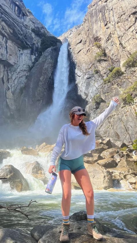 Hike Outfit Summer, Hiking Ootd, Walking Outfit Outdoor, Hiking Outfits Summer, Trail Outfits, Outdoorsy Outfits, Wander Outfit, Walking Outfit, Trekking Outfit