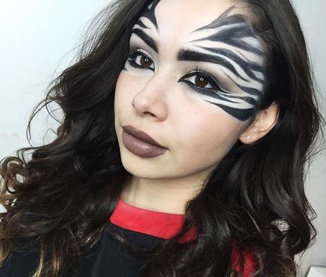 CafeMom.com : Zebra Halloween Makeup : 20 Animal-Inspired Halloween Makeup Looks That Don't Even Need a Costume -- Makeup artist Selena NB thought outside the box with this ultra glam zebra look! But, of course doing one's whole face in black and white stripes is totally acceptable, too! Zebra Face Paint, Leopard Makeup Halloween, Bunny Halloween Makeup, Zebra Halloween Costume, Deer Halloween Makeup, Zebra Makeup, Unicorn Makeup Halloween, Peacock Halloween, Halloween Makeup Artist