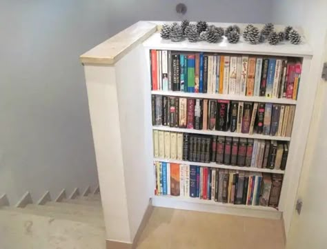 Landing Banister Ideas Upstairs, Stair Landing Storage Ideas, Landing Storage Ideas, Landing Banister Ideas, Small Stair Landing Decor, Landing Decor Upstairs, Landing Bookcase, Small Landing Ideas Upstairs, Stair Bookcase