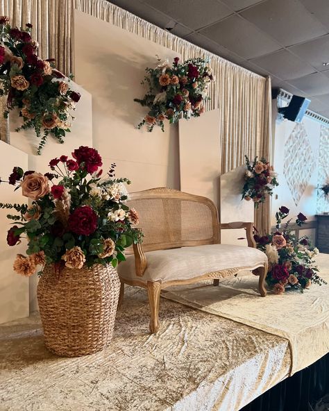 A combination of fresh and silk florals is always a great option for large scale events! For this event we did fresh centrepieces for the tables and silk florals for the backdrop. This way the client got to experience both elements without having to compromise on one! If you’re interested in florals for your event, but don’t know what questions to ask - email us to get started! Planning and Decor: @bycuratedevents Florals: @finaltouchesyeg Website⇣ www.finaltouches.ca To book an appointme... Henna Decoration Ideas Decor, Reception Backdrop, Wedding Background Decoration, Gold Backdrop, What Questions, Silk Florals, Mehndi Decor, Tent Decorations, Traditional Wedding Decor