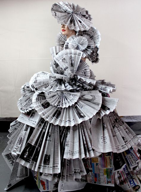 Paper Dress Fashion, Newspaper Outfit, Recycled Gown, Paper Dress Art, Paper Costume, Recycled Costumes, Newspaper Fashion, Newspaper Dress, Recycled Outfits