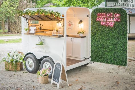 Cupcake Trailer, Vintage Horse Trailer, Mobile Bar Ideas, Boutique Patisserie, Mobile Bar Cart, Bar Events, Mobile Cocktail Bar, Coffee Food Truck, Bar Trailer