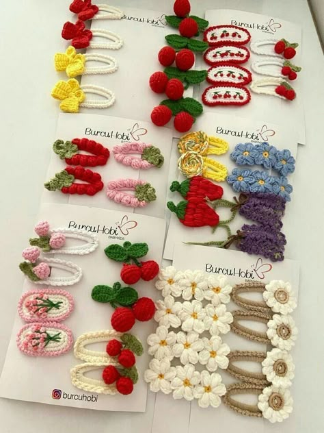 Cute Crochet Hair Clips, Crochet Hairclips Ideas, How To Crochet Hair Clips, Crochet Hairclip Pattern Free, Hairclip Crochet Ideas, Diy Barettes Ideas, Knitted Hair Clips, Crochet Hairclip, Crochet Hair Clip