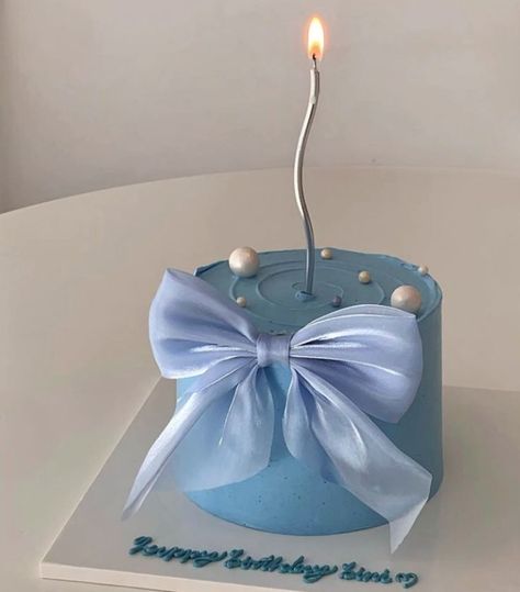 Cute Aesthetic Birthday Cake, Cute Mini Cakes Birthdays, Blue Aesthetic Party, Blue Birthday Aesthetic, Blue Cake Designs Birthday, Aesthetic Cake Designs, Kue Fondant, Girly Birthday Cakes, Blue Birthday Cakes