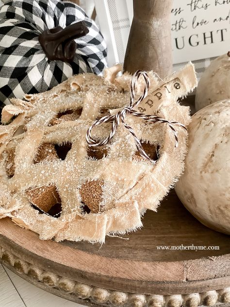 Fall Tried Tray, Pie Ornaments Diy, Faux Pies Diy, Fake Pies How To Make, Apple Decor Diy, Faux Baked Goods Diy, Diy Faux Food, Faux Apple Pie, Diy Primitive Fall Decor