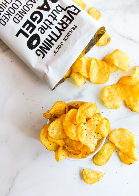 Sweet on Trader Joe's: Everything But the Bagel Potato Chips | Bake at 350° Food Photography Composition, Low Carb Chips, Everything But The Bagel, Vegetable Crisps, Veggie Chips, Food Photoshoot, Chips Brands, Makanan Diet, Banana Chips