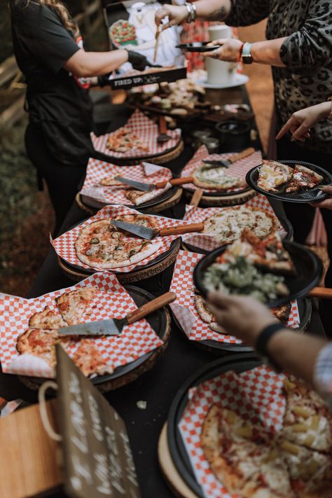 Pizza Bar Display, Pizza For Rehearsal Dinner, Fruit Pizza Wedding, Pizza Catered Wedding, Pizza Buffet Display Party Ideas, Pizza Theme Wedding, Pizza Catering Display, Pizza Stands Wedding, Outdoor Pizza Party Ideas