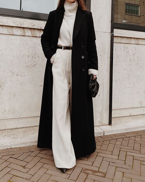 Long black coat over an all white outfit Outfit With Black Coat, Black Coat Outfit Winter Classy, Black Jacket Outfits, Long Black Coat Outfit, Black Coat Outfit, Coat Outfit Casual, Long Coat Outfit, Tokyo Street Fashion, Long Black Coat