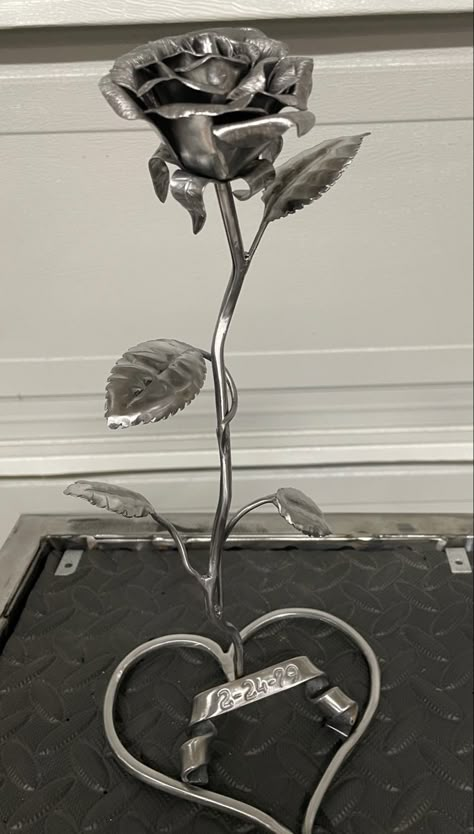 3d Welding Projects, Butterfly Welding Projects, Welding Metal Flowers, Rose Welding Art, Valentine Welding Projects, Aesthetic Welding Projects, Romantic Welding Projects, Metal Roses Diy, Welded Rose Metal Flowers