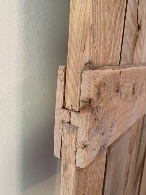 Pallet Doors Sliding, Small Doors Ideas, Pallet Barn Door Diy, Build Door Diy, Pallet Doors Ideas, How To Make A Door, Diy Rustic Door, Barn Door Alternative, Diy Exterior Barn Door